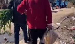 臨沂網紅大爺紅衣哥吃瓜,趣味橫生引網友熱議